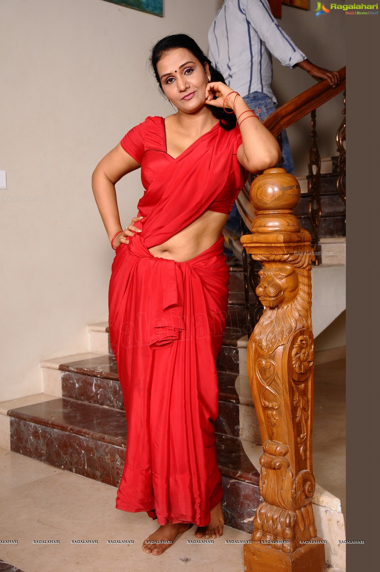 Sexy red saree aunty porn pics